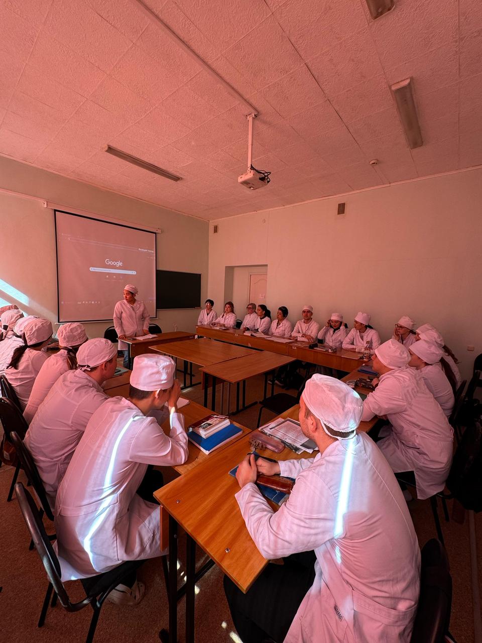 На кафедре физиологии, курсе патологической физиологии, пошел круглый стол на тему: «Предотвращение лудомании, буллинга, харассмента» 