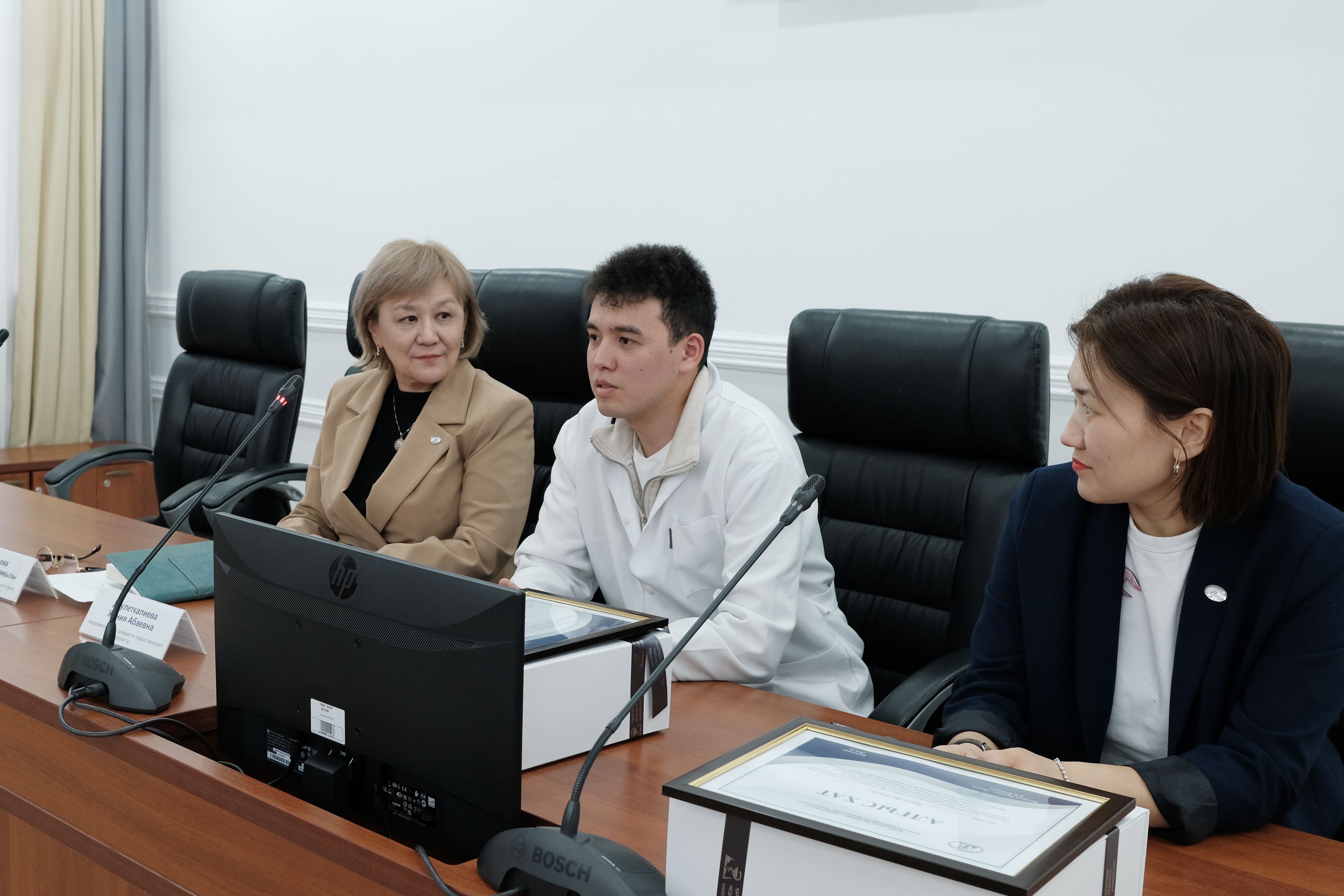 ҚМУ студенттері ұшақта жолаушыларды құтқарды