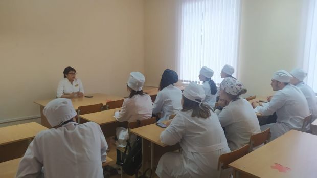 Стоматология қызметтерінің студенттермен кездесуі